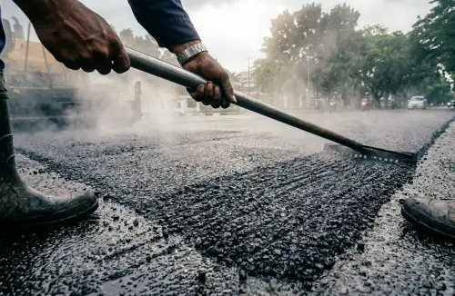 jasa pengaspalan depok sedang melakukan proses pengaspalan