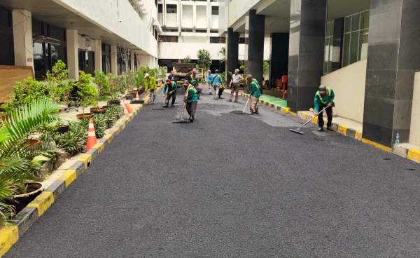 Proses pengaspalan dengan aspal hotmix di Kementerian Pemberdayaan Perempuan dan Perlindungan Anak RI Jakarta