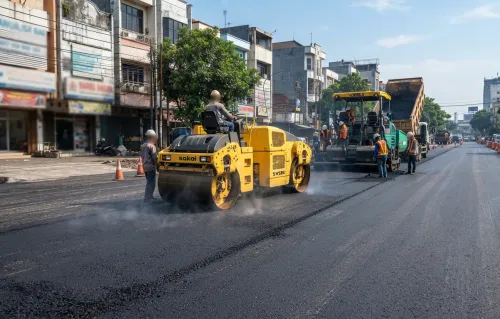 proses pengaspalan jalan dengan tandem roller sebagai bagian dari realisasi RAB pengaspalan