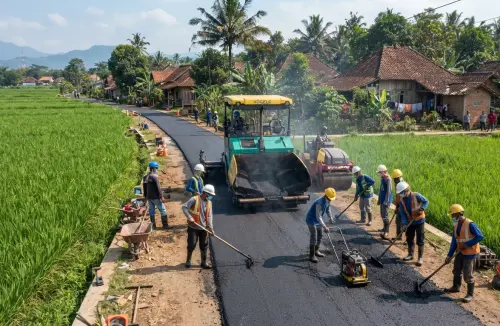 proses pengaspalan jalan desa menggunakan aspal hotmix di wilayah pedesaan Indonesia