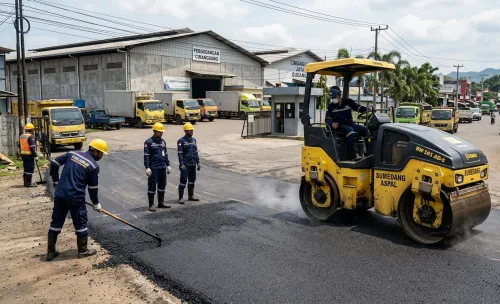 Pemadatan aspal hotmix pada akses gudang dan area usaha di Cimanggung Sumedang menggunakan asphalt roller oleh jasa pengaspalan sumedang