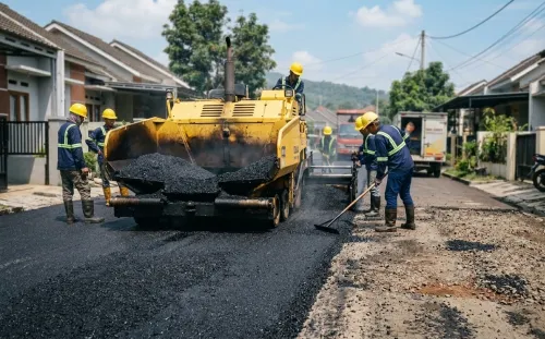 Penghamparan aspal hotmix pada jalan lingkungan di Sumedang Utara oleh tim jasa pengaspalan sumedang