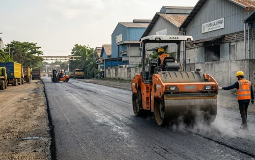 pemadatan aspal jalan akses pabrik di Kawasan Industri Pulogadung Jakarta Timur