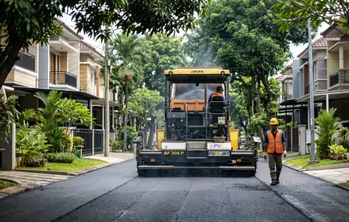 proses pengaspalan jalan perumahan di Duren Sawit Jakarta Timur